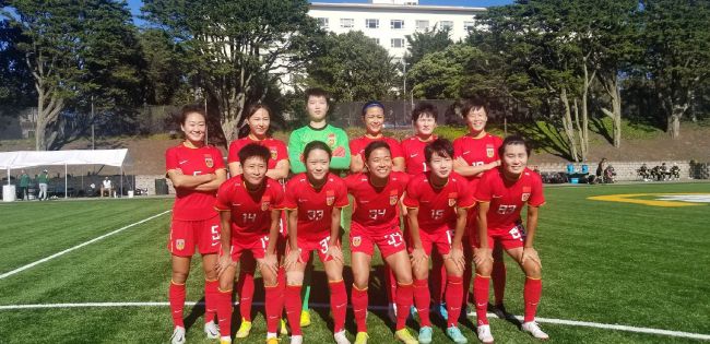 普通女孩市子（桥本爱 饰）自幼发展在位于日本东北地域的村落小森。这里阔别都会的喧哗和急躁，为青山绿水所环抱，俨然一个清幽怡然的世外桃源。村平易近们日出而作，日落而息，依托一双勤奋的双手经营细微却舒适的糊口，与世无争。市子曾前去东京闯荡，只不外她毕竟没法顺应都会快节拍的程序，终究回到了妈妈早已不在的老宅。童年时妈妈福子操纵山水郊野各类食材做出胡乱定名的美食，实心眼的市子在感慨被骗之余，也将夸姣的回想留在了味蕾深处。恍如遵守着母亲的程序，她将对故里的酷爱融进了美食的烹制中。在伴侣佑太（三浦贵年夜 饰）和吉子（松冈茉优 饰）的环抱下，享受着无忧无虑的人生……本片按照五十岚年夜介的漫画改编。